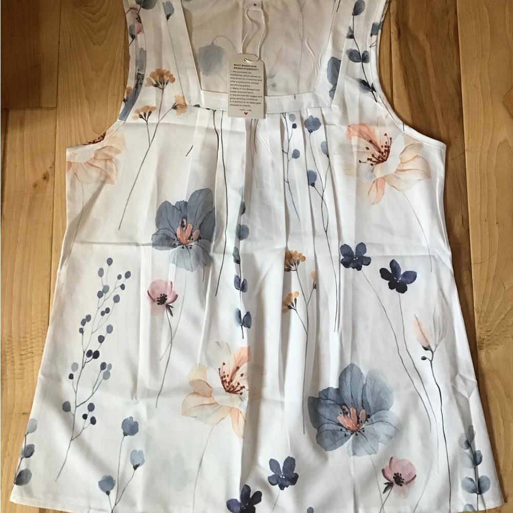 Women’s White floral square neck top Size small.
